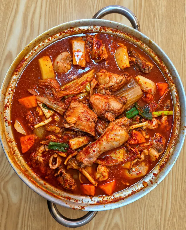 묵은지닭볶음탕. 잘 익은 묵은지와 닭, 감자와 당근이 빨간 국물에 가득
